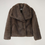 Brauner Fake Fur Mantel Damen auf Kleiderbügel
