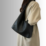 vrouw draagt grote zwarte handtas casual look
