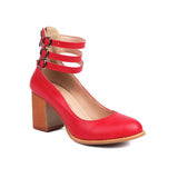 Rode hakken met bandjes en houtlook hak