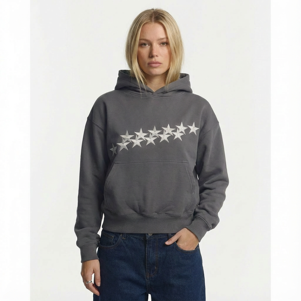 grauer hoodie mit silbernem sternenprint vorne