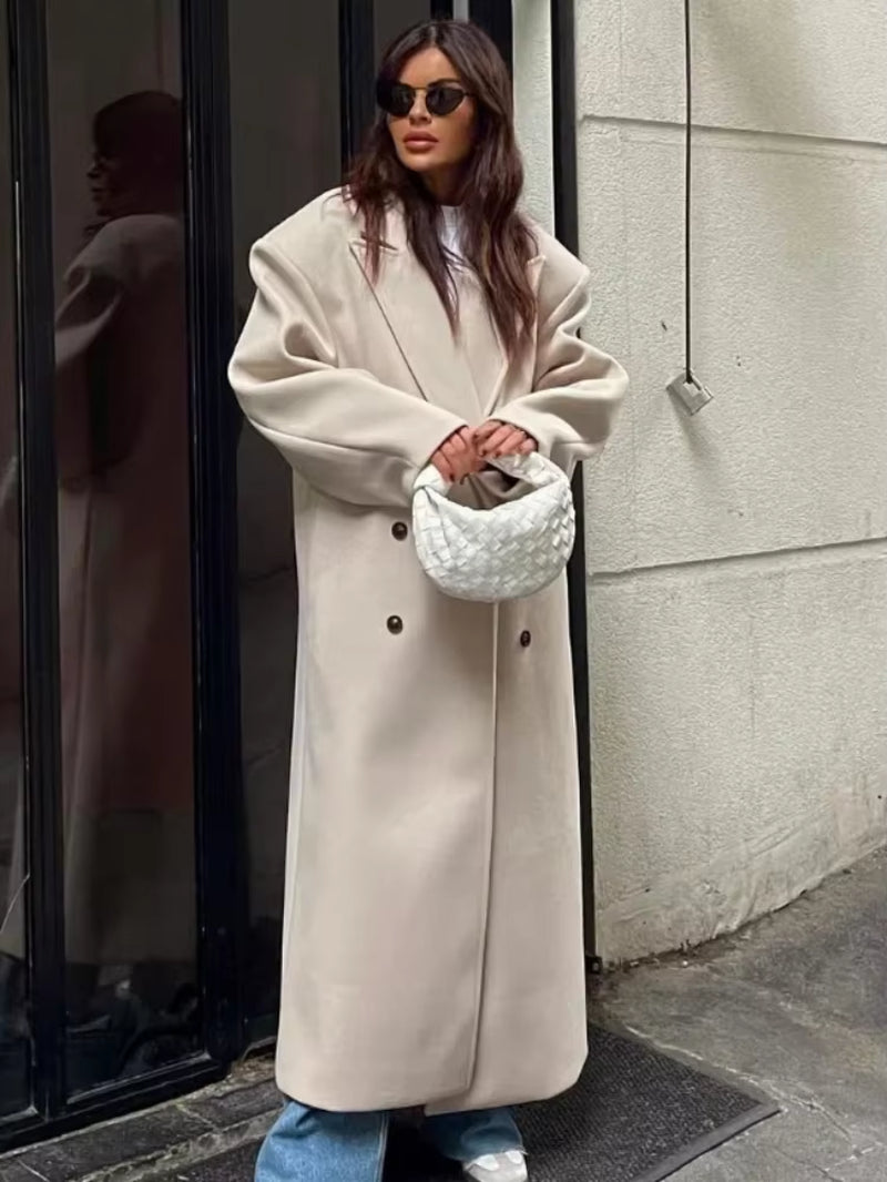 Vesper Luxe Coat in beige op hanger, product shot van de voorkant
