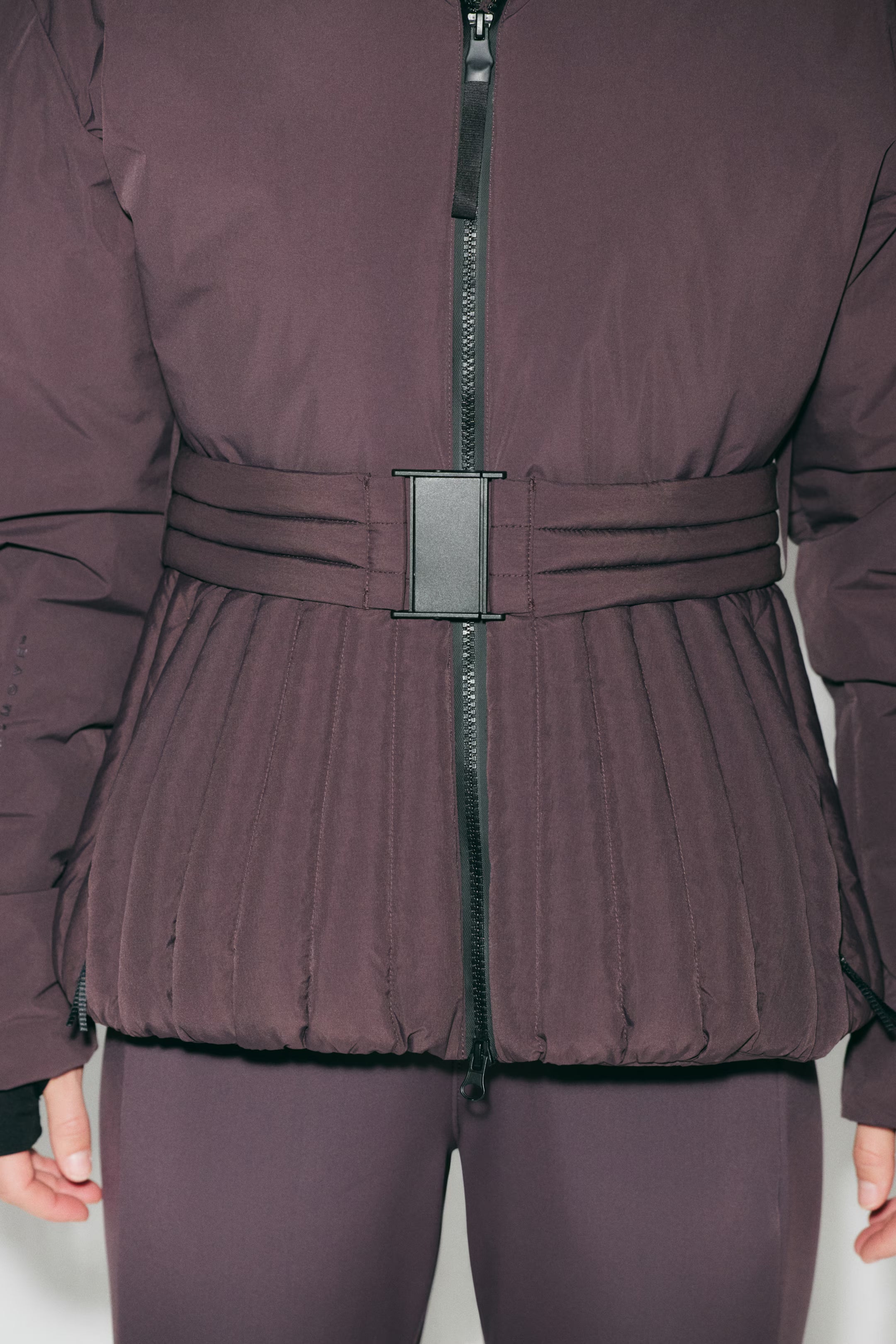 detailaufnahme kapuze auraya skijacke aubergine