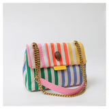 Schoudertas met regenboogstrepen en gouden kettingdetail