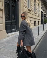 Frau trägt schwarze Soho Tote Bag aus veganem Leder