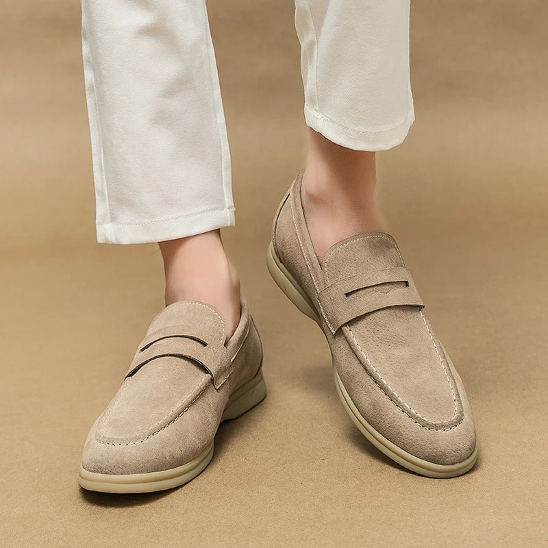 beige instappers voor heren gecombineerd met witte broek

