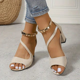 dames draagt beige comfortabele sandalen met hak en open teen