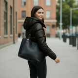 Frontansicht der Nuvessa in Schwarz – klassisch und modern zugleich
