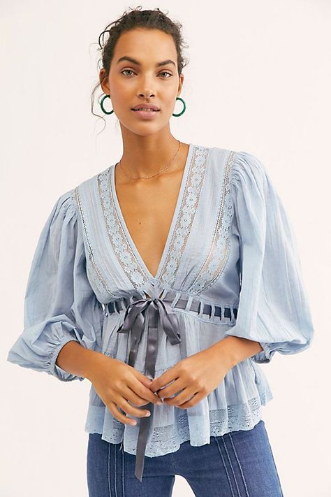 Modell in Lunaria Bluse Hellblau mit Puffärmeln, Frontansicht mit Satin-Schleife
