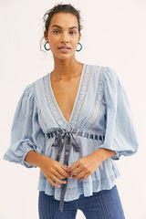 Modell in Lunaria Bluse Hellblau mit Puffärmeln, Frontansicht mit Satin-Schleife