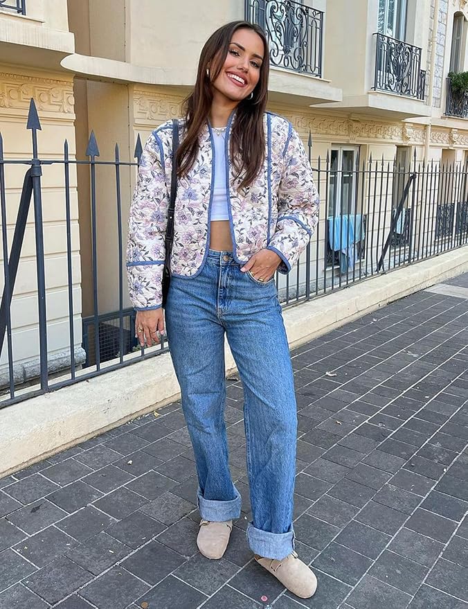 Fleur Quilted Jacke in Weiß mit Jeans kombiniert
