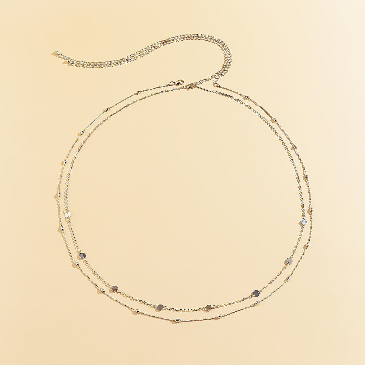 Bauchkette Damen Silber eleganter Körperschmuck – BellyLinx von Talaine, am Model getragen