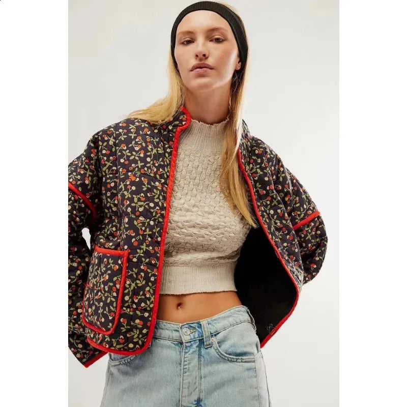 Patch & Puff Damenjacke schwarz rot blumenprint
