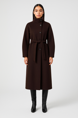 dunkelbrauner damenmantel mit hohem kragen und bindegürtel