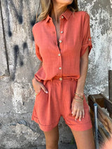 Rode linnen set met korte broek en losse blouse
