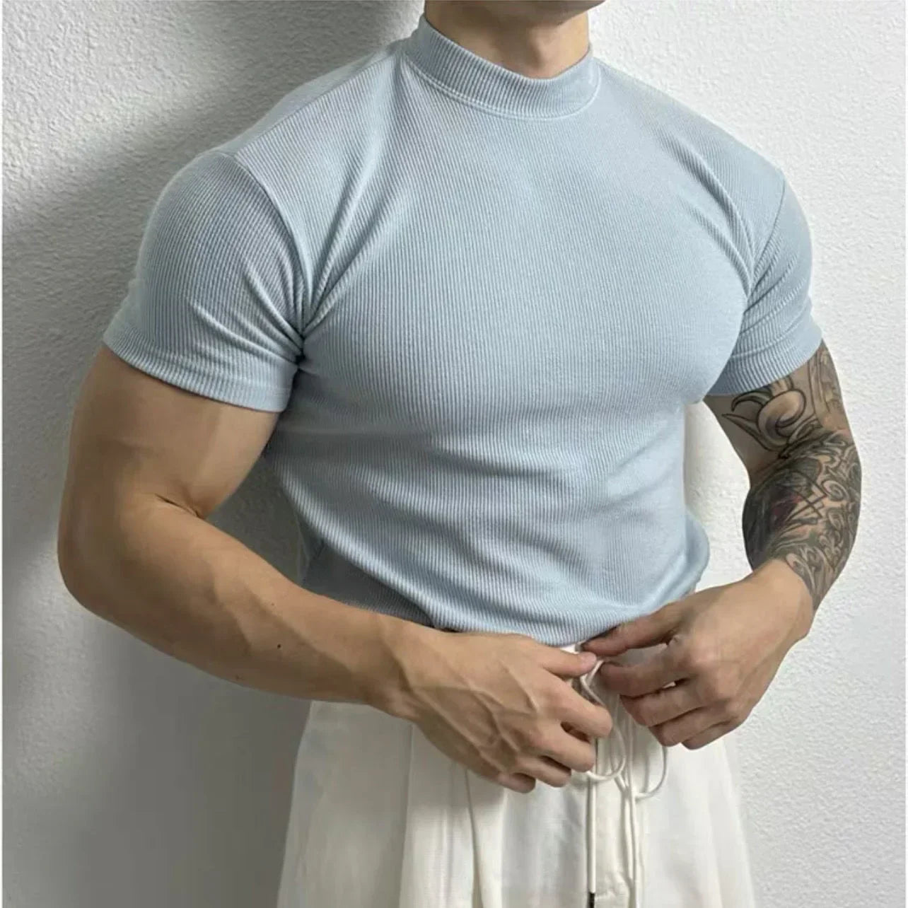 matteo fit strak t-shirt lichtblauw, strak heren t-shirt elastisch katoen, moderne hoge hals heren t-shirt, casual heren t-shirt wit, sportief heren shirt olijfgroen, zwarte heren t-shirt slim fit, ademend heren t-shirt elastisch, stijlvolle basic heren t-shirt
