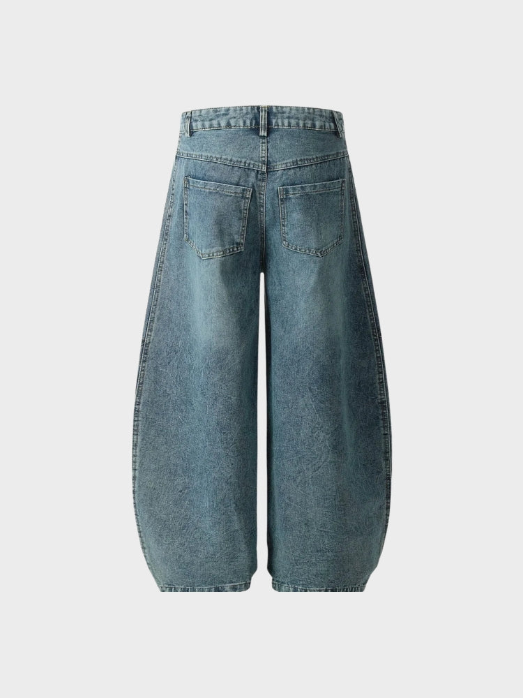 Nyvra Baggy Jeans in Blau – Rückansicht ohne Modell mit gewasctem Denim-Effekt
