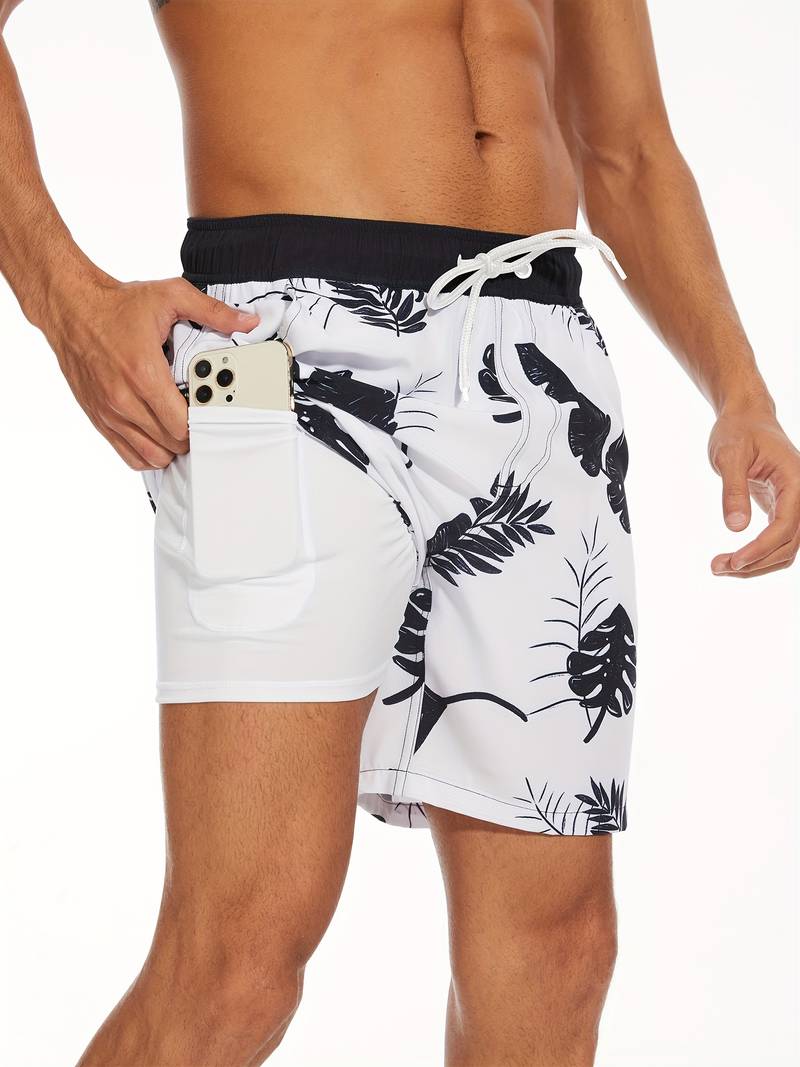 Model draagt de premium strandshorts aan het zwembad.