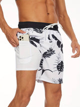Model draagt de premium strandshorts aan het zwembad.