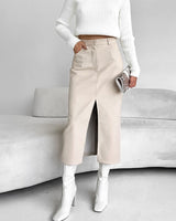 beigefarbener Midi-Rock aus Lederimitat mit Schlitz, kombiniert mit weißen Stiefeln