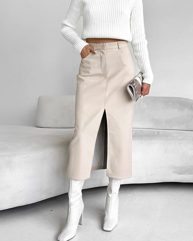 Beiger Midirock mit hohem Bund und Schlitz – minimalistischer Look
