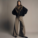 Eleonore kurze Bomberjacke mit Kunstfell – Model trägt Jacke