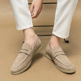 beige instappers voor heren gecombineerd met witte broek
