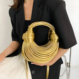 Unieke golvende tas in champagnekleur, perfect voor dagelijkse en feestelijke outfits