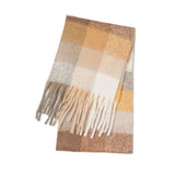 Close-up van de Aurelia Sjaal met geruit patroon.