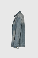 detailfoto van de rug van een oversized denim jacket met zichtbare stiksels
