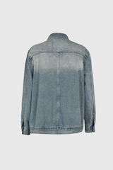 detailfoto van de rug van een oversized denim jacket met zichtbare stiksels
