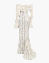 off-shoulder kanten maxi jurk ivoorwit, elegante bruidsjurk met kant en ruches, romantische maxi jurk met lange mouwen, witte gala jurk kantdetails, Celestine Grace off-shoulder jurk
