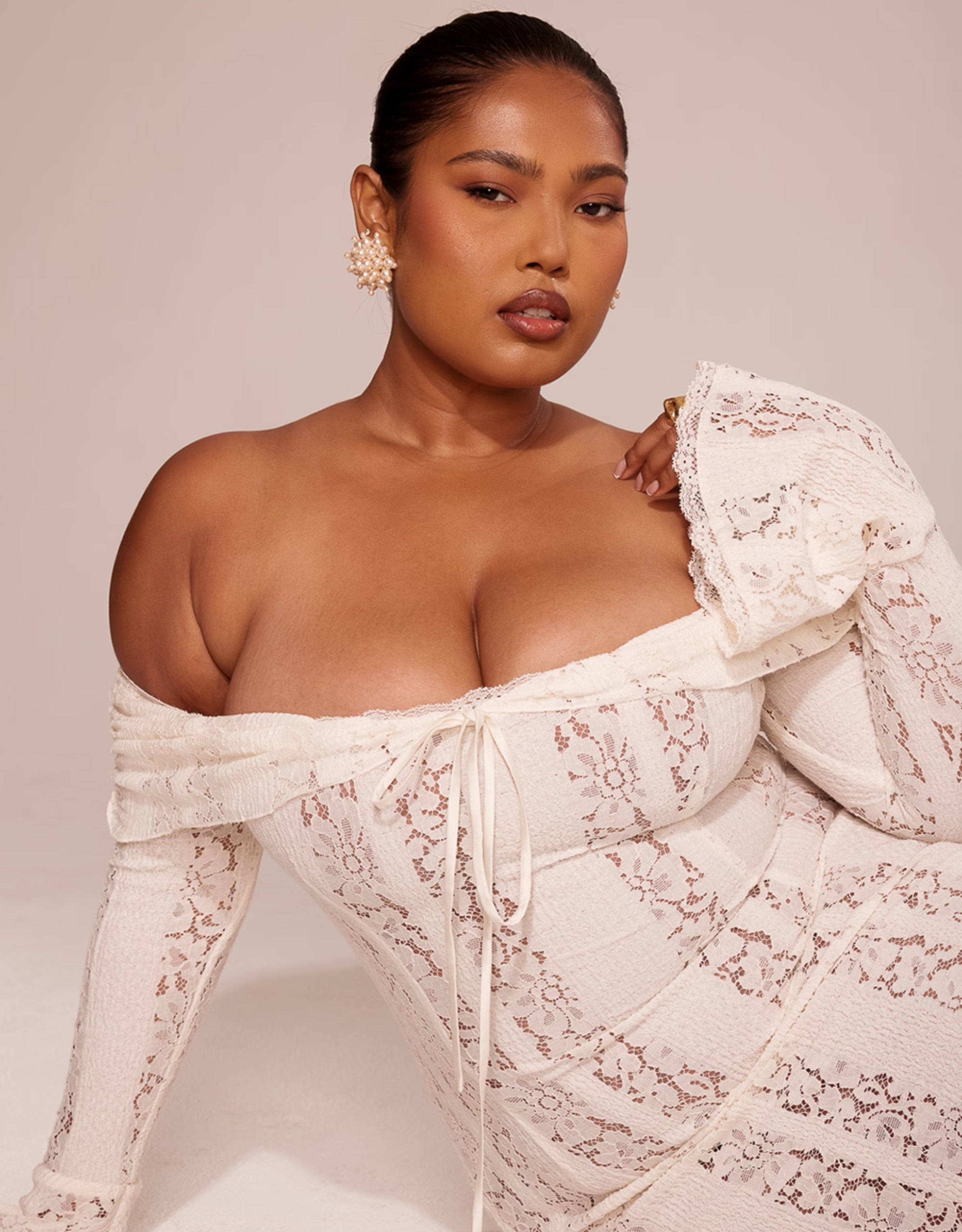 off-shoulder kanten maxi jurk ivoorwit, elegante bruidsjurk met kant en ruches, romantische maxi jurk met lange mouwen, witte gala jurk kantdetails, Celestine Grace off-shoulder jurk
