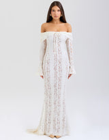 off-shoulder kanten maxi jurk ivoorwit, elegante bruidsjurk met kant en ruches, romantische maxi jurk met lange mouwen, witte gala jurk kantdetails, Celestine Grace off-shoulder jurk
