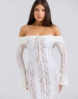 off-shoulder kanten maxi jurk ivoorwit, elegante bruidsjurk met kant en ruches, romantische maxi jurk met lange mouwen, witte gala jurk kantdetails, Celestine Grace off-shoulder jurk
