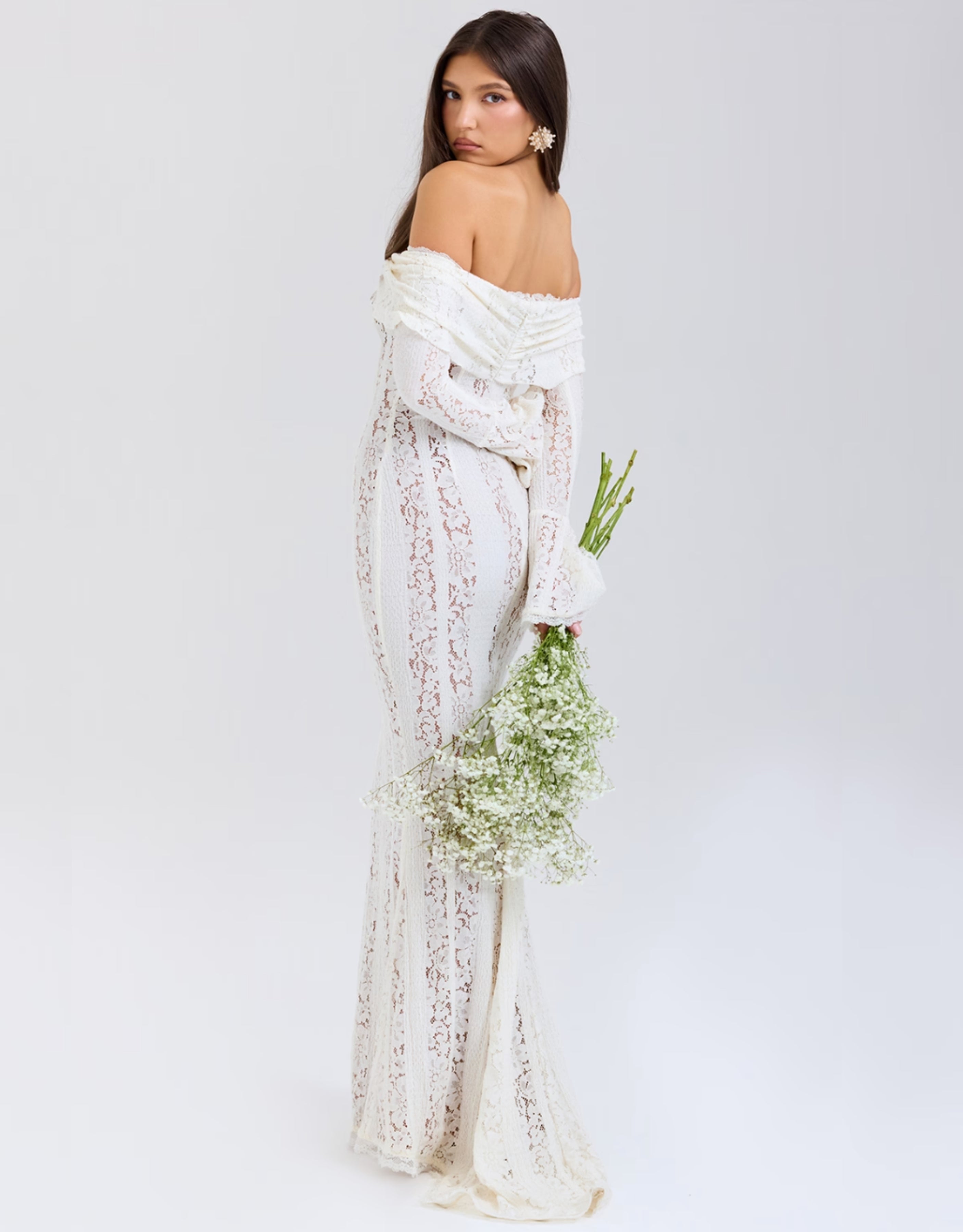 off-shoulder kanten maxi jurk ivoorwit, elegante bruidsjurk met kant en ruches, romantische maxi jurk met lange mouwen, witte gala jurk kantdetails, Celestine Grace off-shoulder jurk
