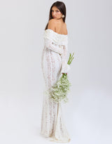 off-shoulder kanten maxi jurk ivoorwit, elegante bruidsjurk met kant en ruches, romantische maxi jurk met lange mouwen, witte gala jurk kantdetails, Celestine Grace off-shoulder jurk
