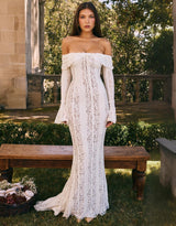 off-shoulder kanten maxi jurk ivoorwit, elegante bruidsjurk met kant en ruches, romantische maxi jurk met lange mouwen, witte gala jurk kantdetails, Celestine Grace off-shoulder jurk
