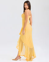 gele maxi jurk met ruffles, elegante strapless jurk geel, avondjurk zomer geel, chique gele gala jurk, maxi jurk met ruches
