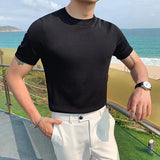Finn t-shirt in zwart op model met witte broek
