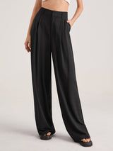 Zijaanzicht zwarte oversized broek met plooien
