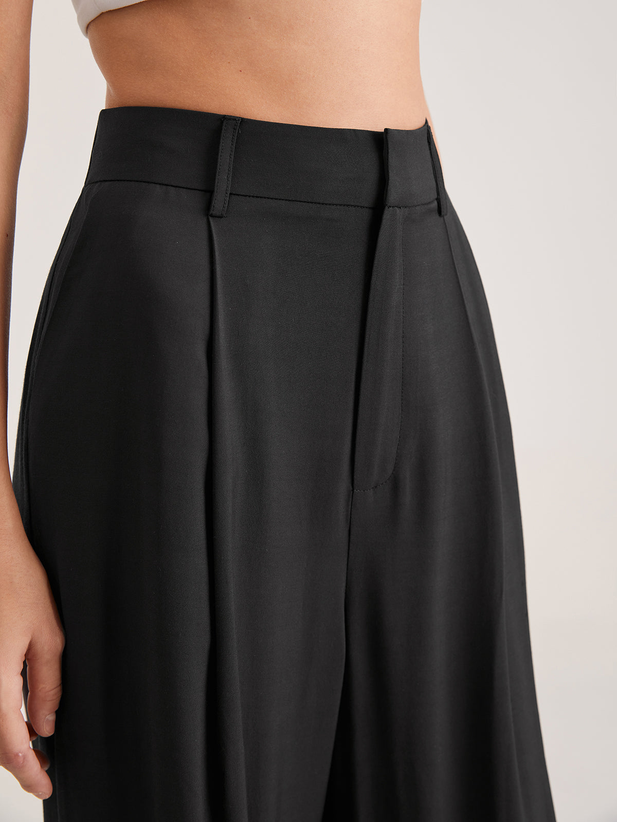 Detail shot zwarte pantalon met hoge taille

