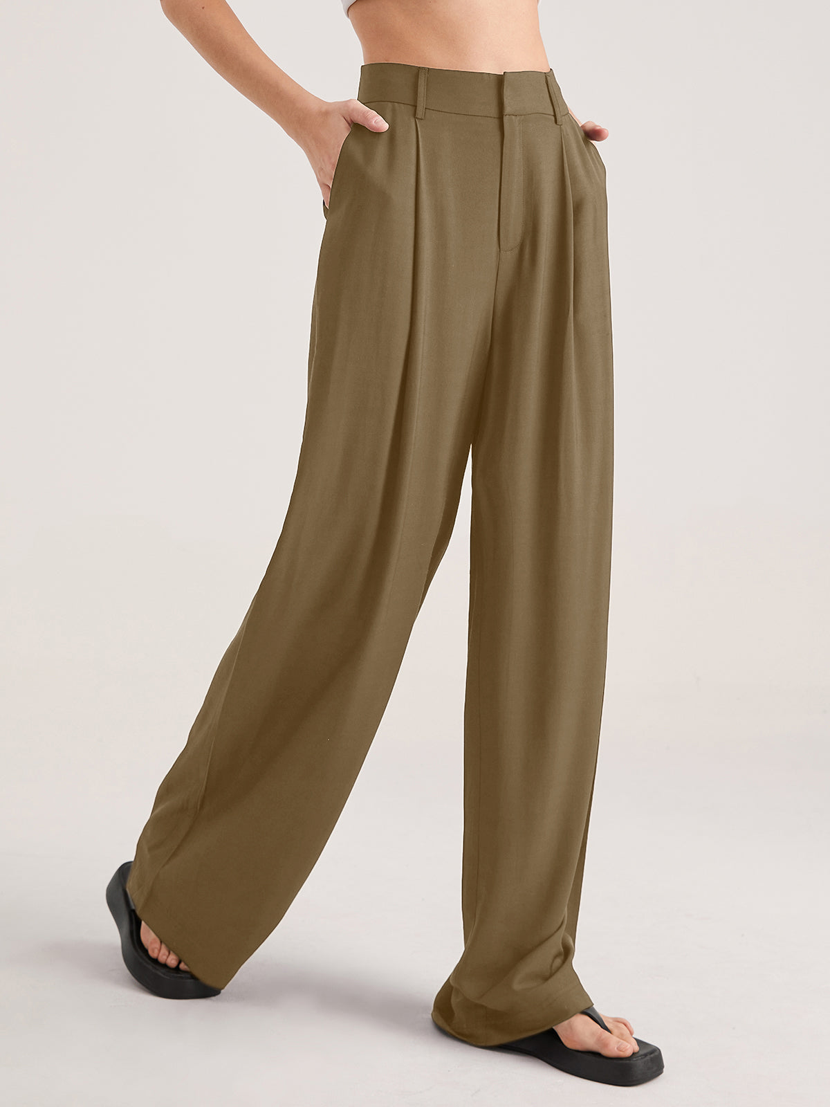 Model draagt beige broek met rechte pijpen
