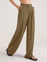 Model draagt beige broek met rechte pijpen
