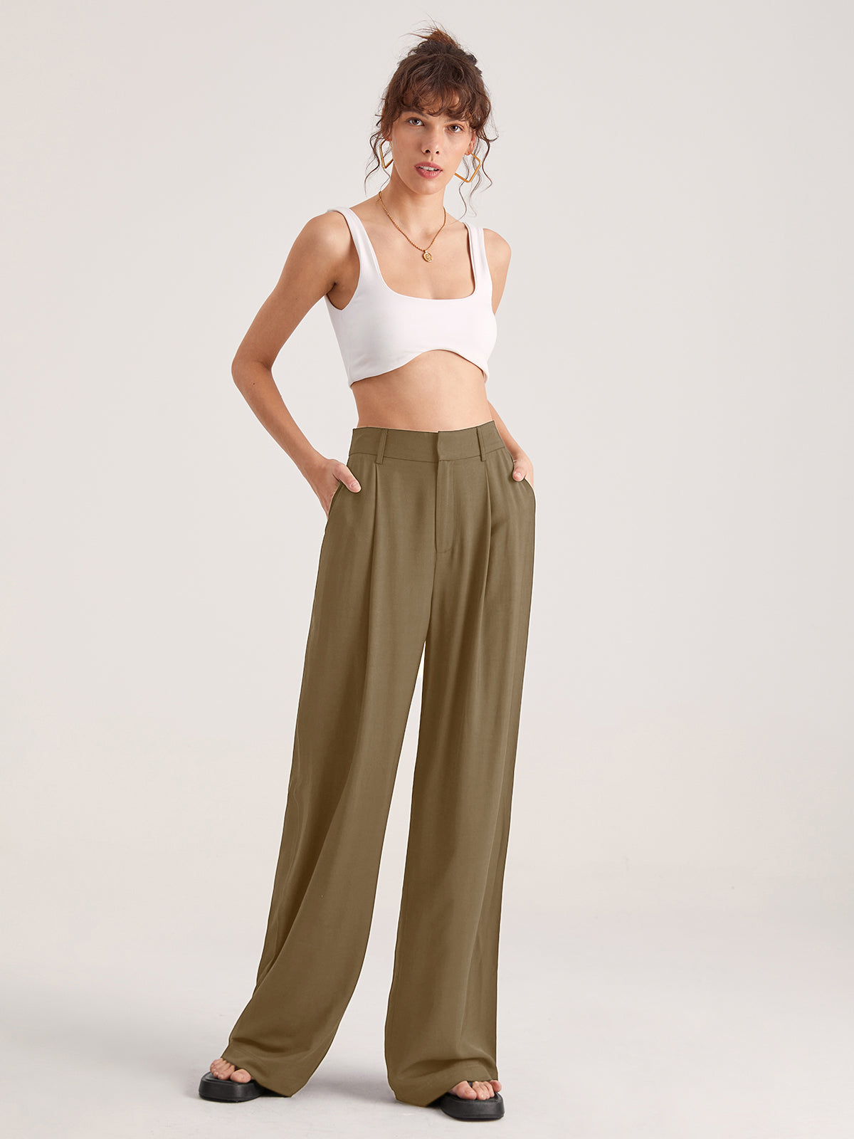 Donkerbeige broek zijaanzicht met slippers
