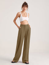 Donkerbeige broek zijaanzicht met slippers

