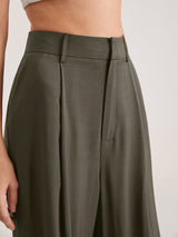 legergroene broek met lichte glans