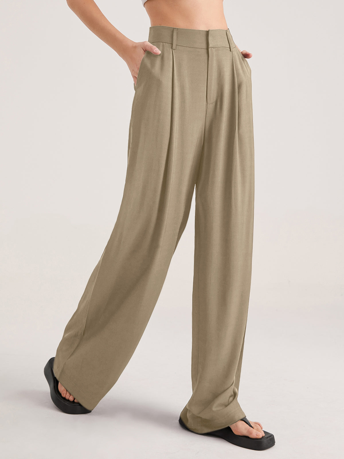 Beige wijde broek met plooien aan de voorkant
