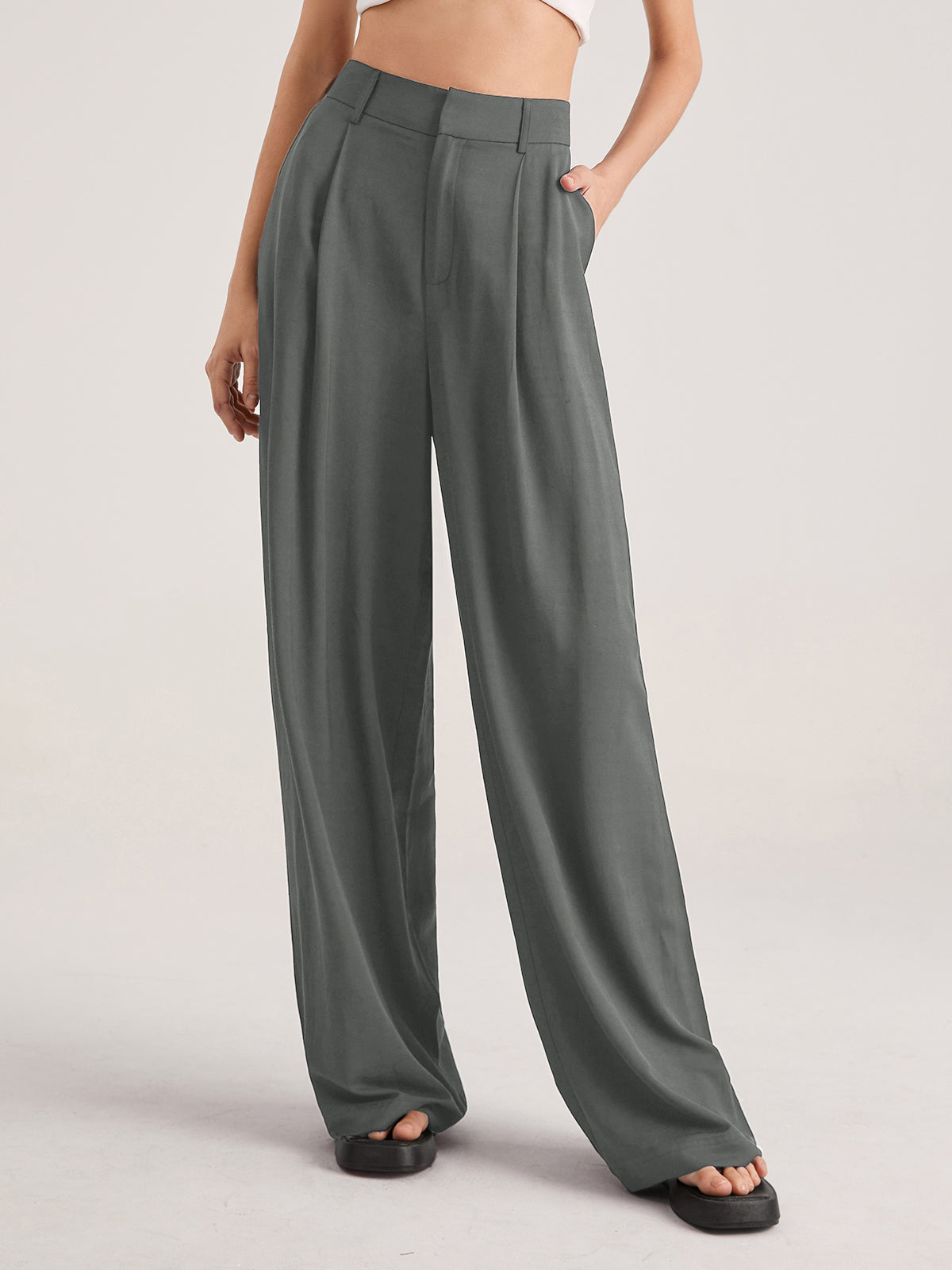 Grijze broek gecombineerd met witte top

