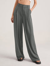 Grijze broek gecombineerd met witte top
