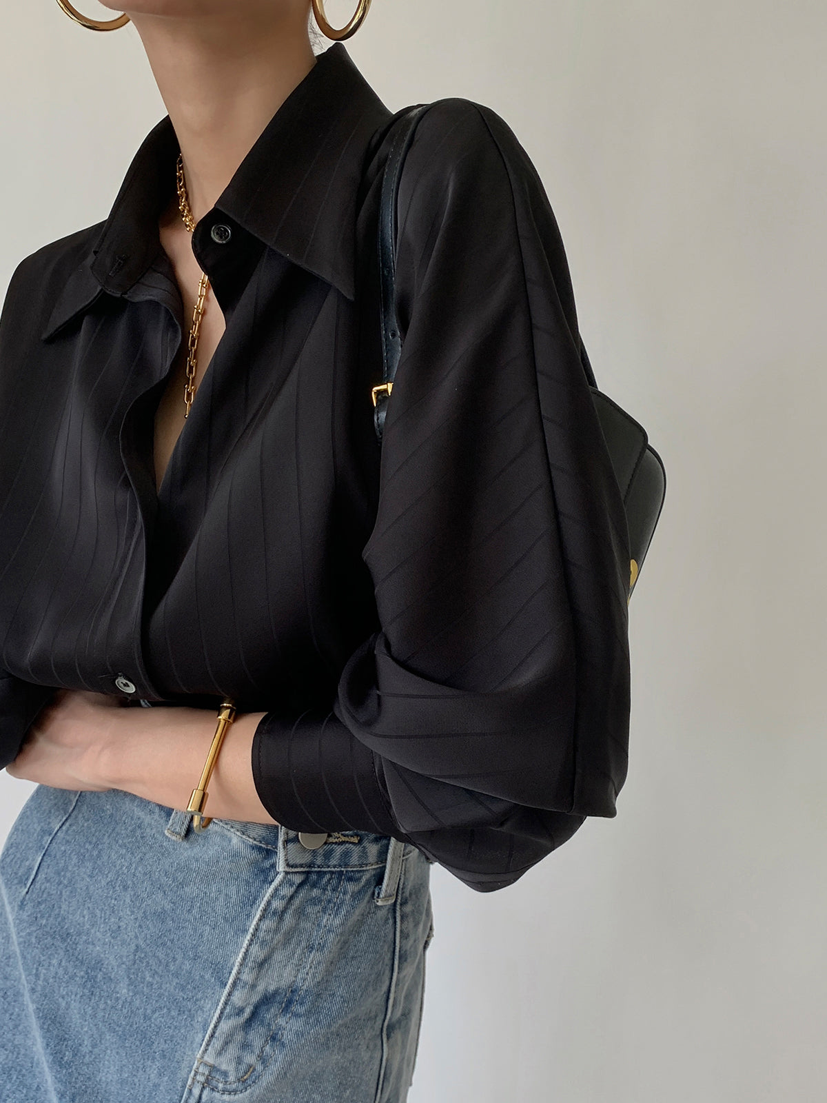 Zwarte oversized Vianne blouse gecombineerd met jeans
